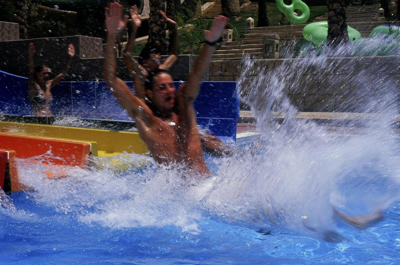 Hotel Sharm Dreams Vacation Club - Aqua Park Exterior foto A water slide at Splash Island