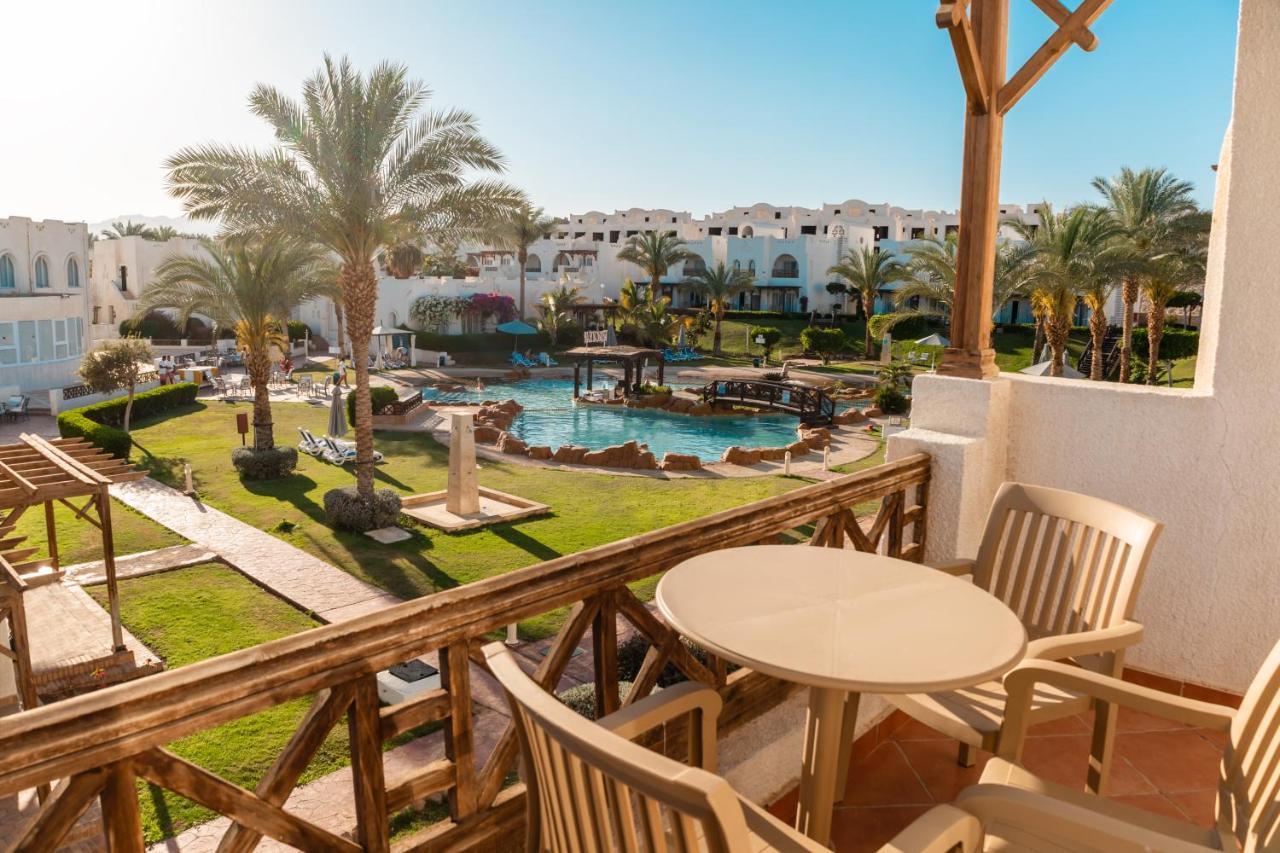 Hotel Sharm Dreams Vacation Club - Aqua Park Exterior foto View of the pool at the Hilton Sharm El Sheikh